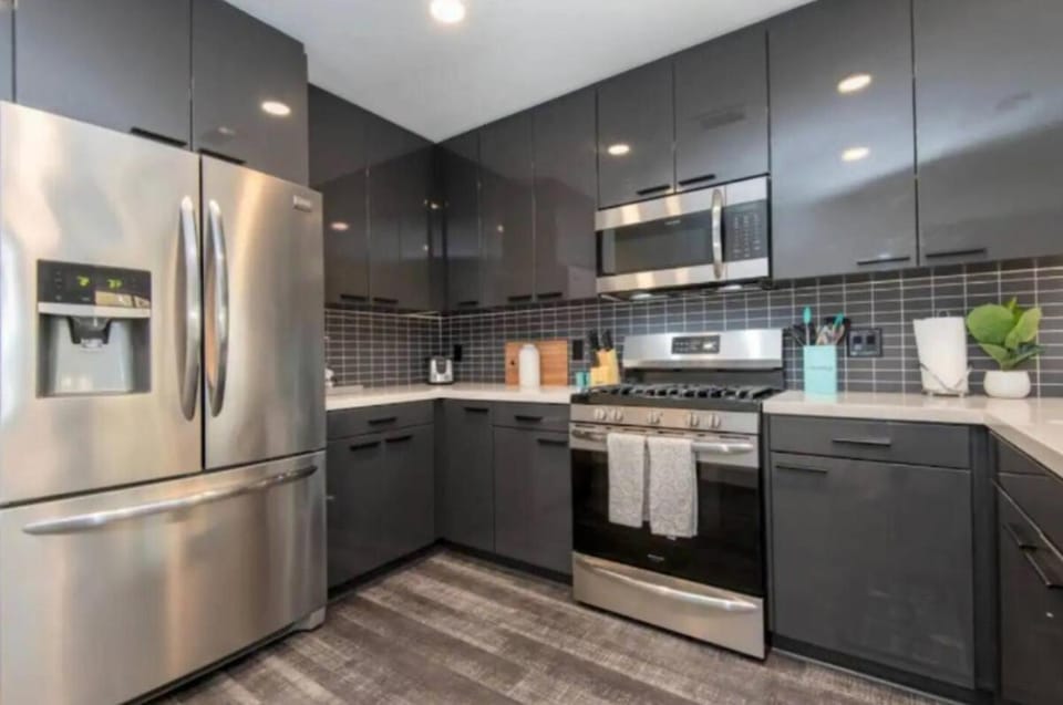 Snazzy 3 Bedroom High Rise with Pool, Hot Tub and Rooftop Deck Apartment in Los Angeles