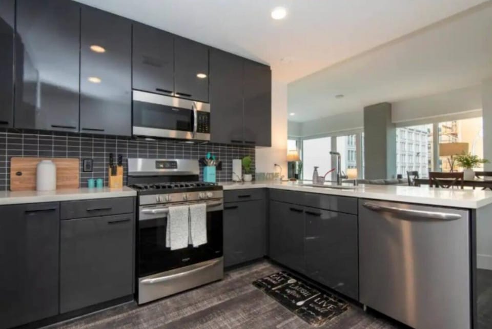 Snazzy 3 Bedroom High Rise with Pool, Hot Tub and Rooftop Deck Apartment in Los Angeles