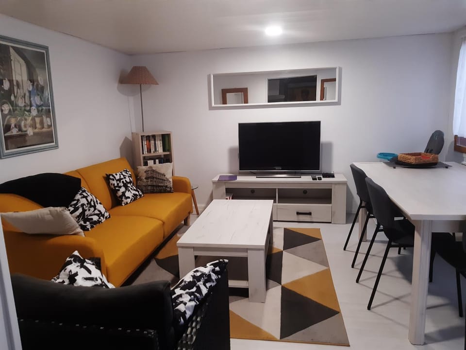 TV and multimedia, Living room, Seating area, Dining area