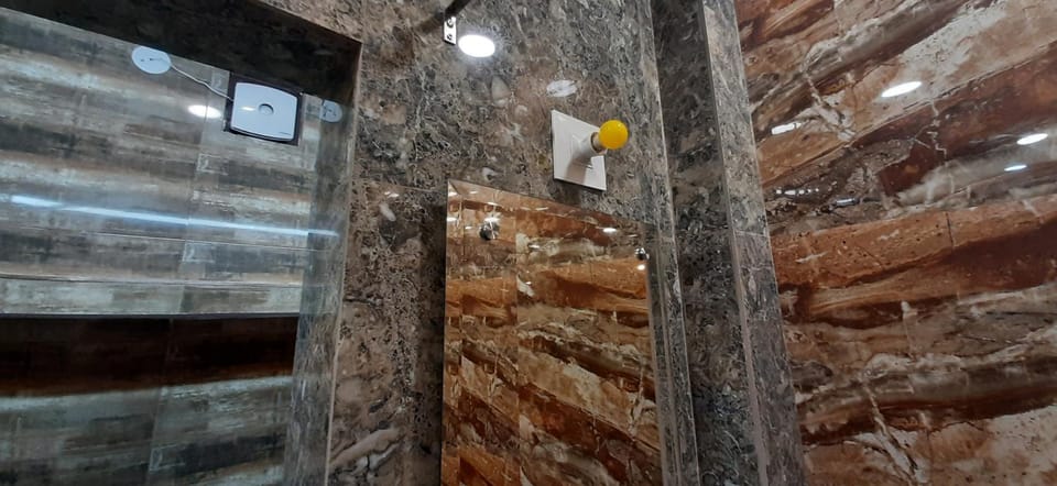 Aggarwal independent apartments fully ac with private kitchen for self cooking having all utensils and Fridge and washroom along with all facilities of your sweet home, high speed wifi, fridge , smart tv , work desk Apartment in New Delhi