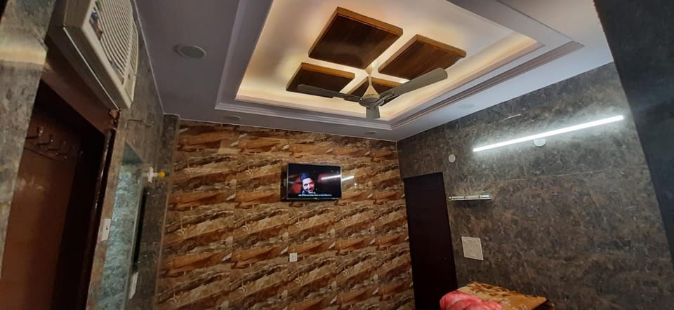 Aggarwal independent apartments fully ac with private kitchen for self cooking having all utensils and Fridge and washroom along with all facilities of your sweet home, high speed wifi, fridge , smart tv , work desk Apartment in New Delhi