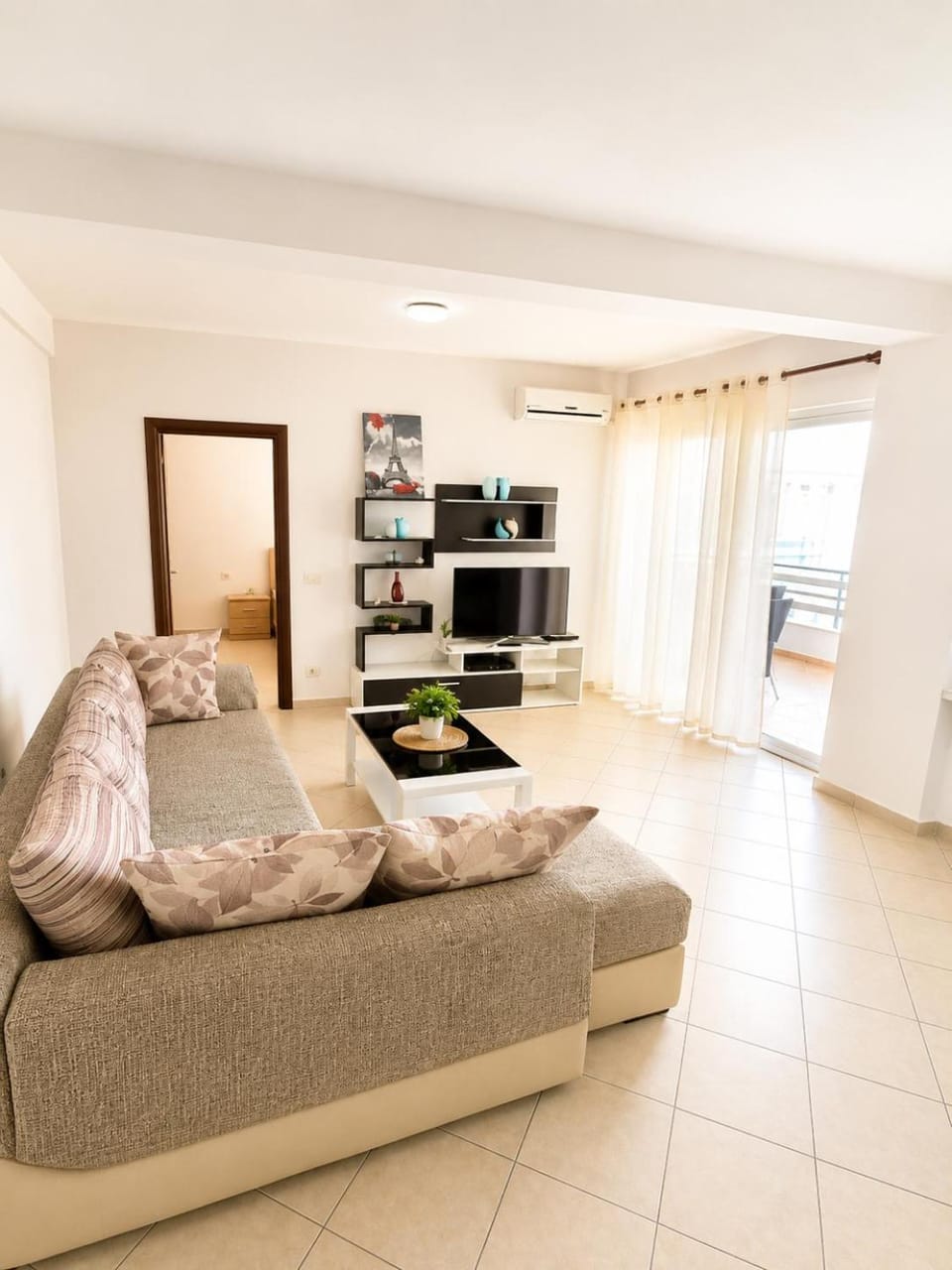 Bed, TV and multimedia, Kitchen or kitchenette, Living room, Photo of the whole room, Seating area, Bedroom, minibar