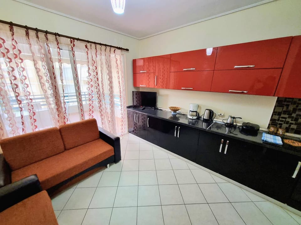 Kitchen or kitchenette, Living room, Seating area, minibar, stove