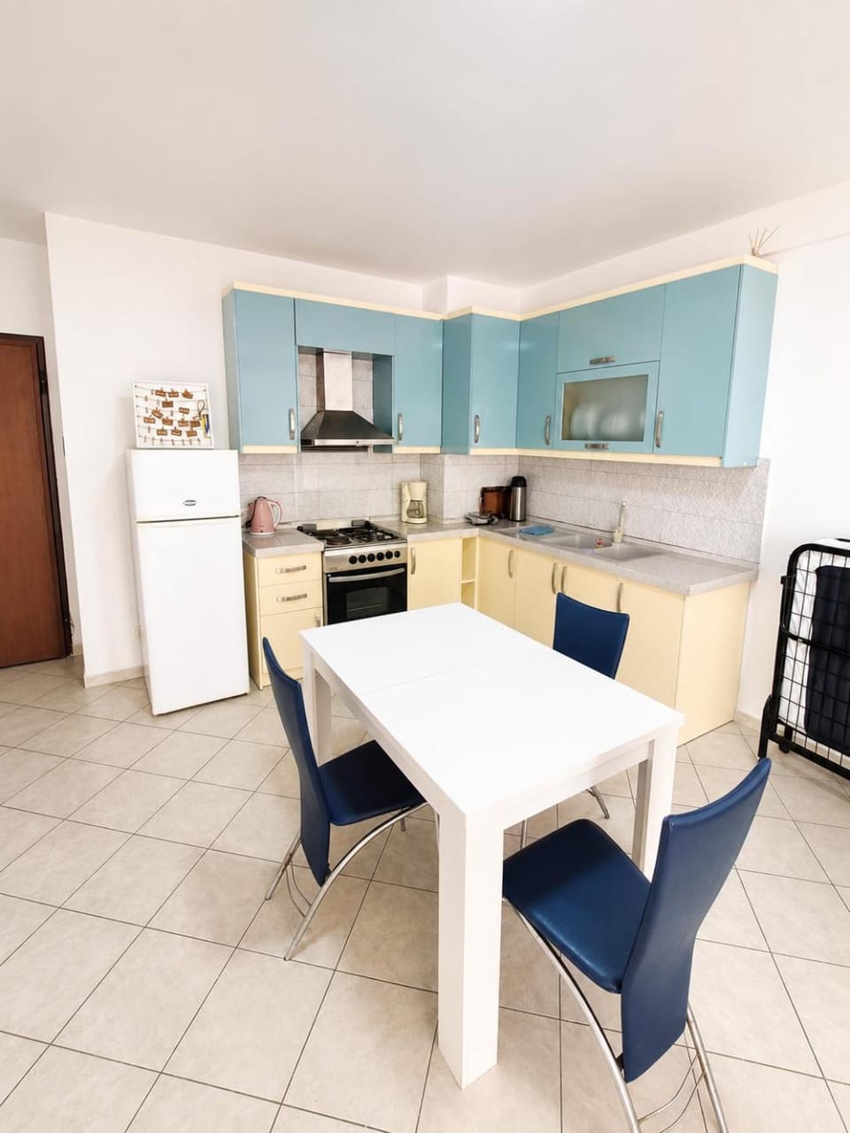 Kitchen or kitchenette, Living room, Seating area, Dining area, minibar, oven, stove, toaster