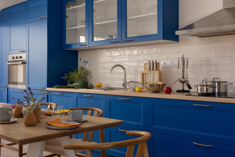 Coffee/tea facilities, Kitchen or kitchenette, Food and drinks, Dining area, Food, stove, toaster