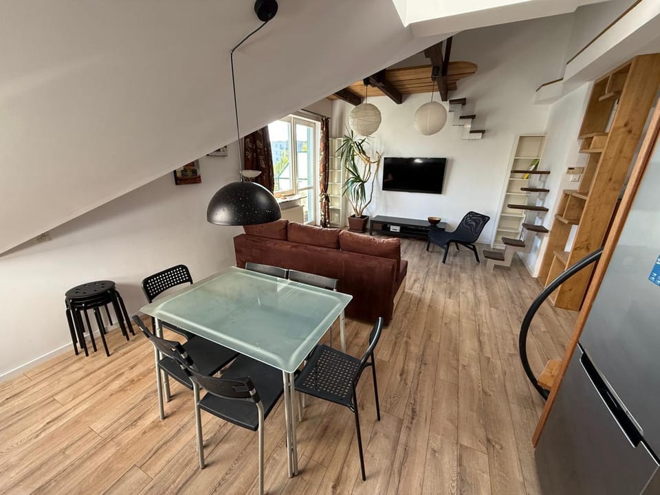Communal lounge/ TV room, TV and multimedia, Kitchen or kitchenette, Living room, Seating area, Dining area, Evening entertainment