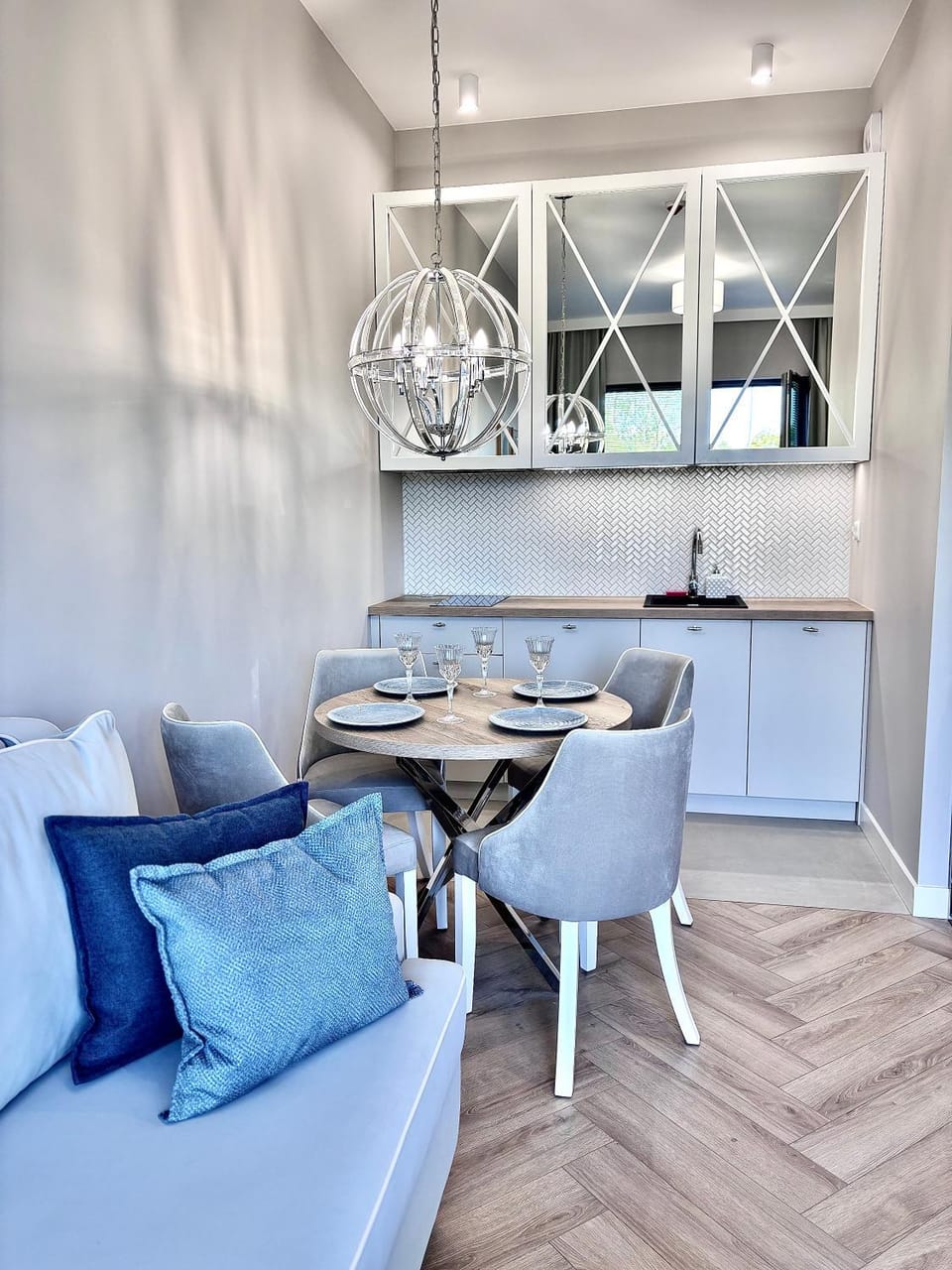 Apartament WHITE GLOVE Prestige Nad Zatoką jezioro Ukiel Apartment in Poland