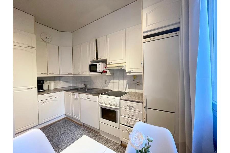 Kitchen or kitchenette, oven, stove