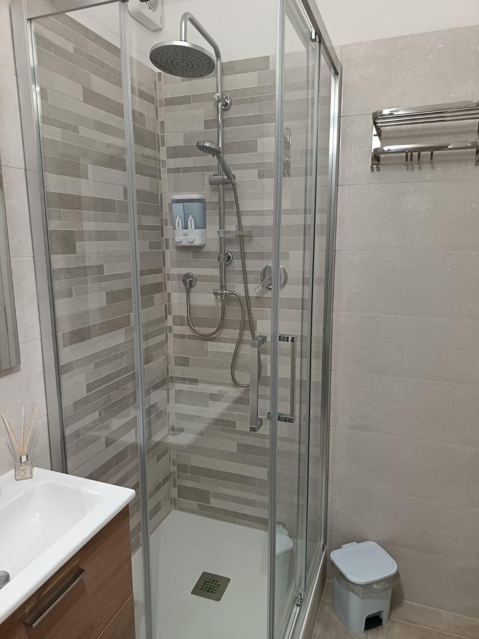 Shower, Toilet, Bathroom, towels