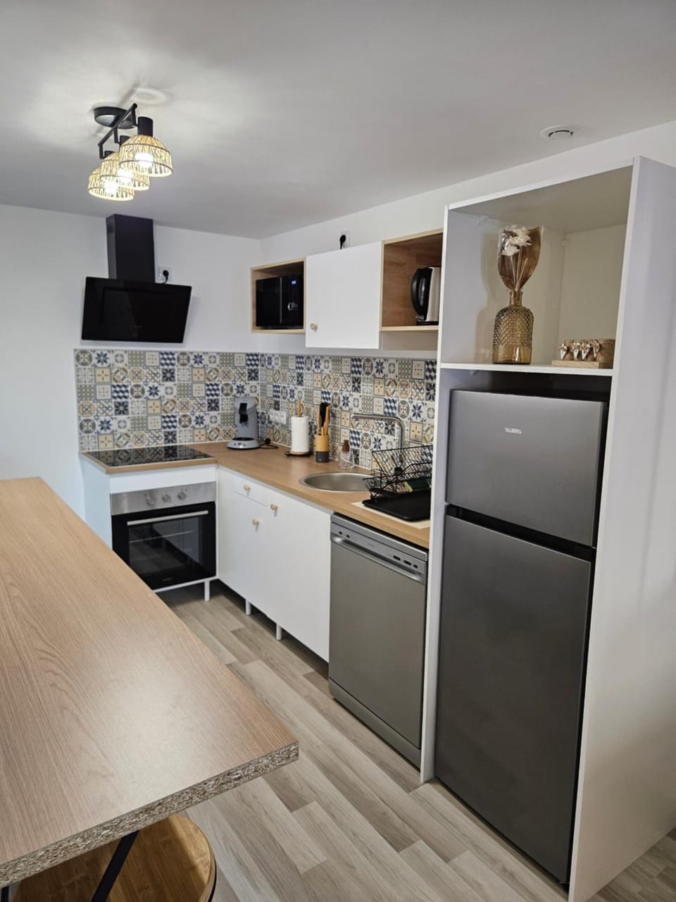 Dining area, dishwasher, minibar, oven, stove