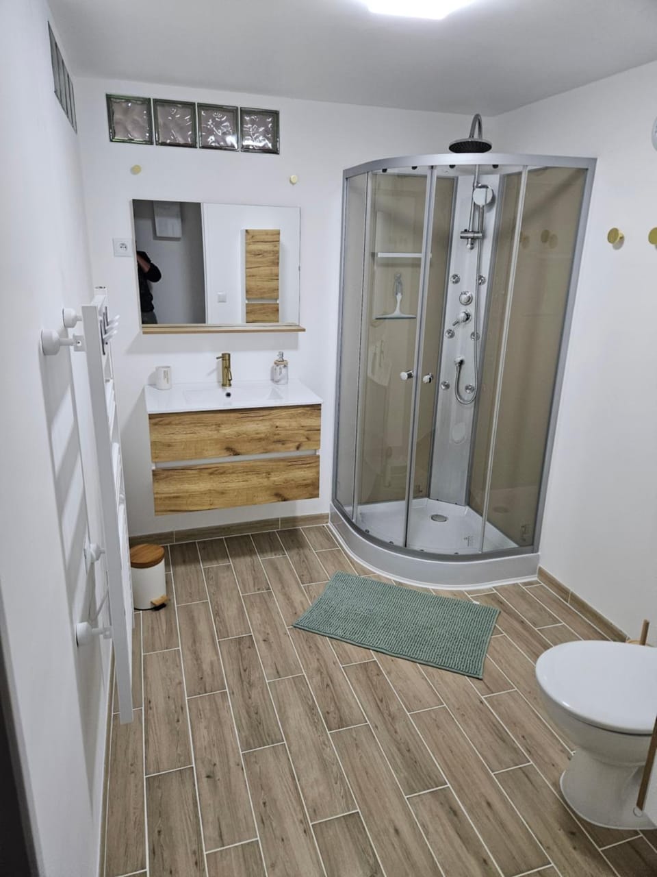 Shower, Toilet, Bathroom, towels