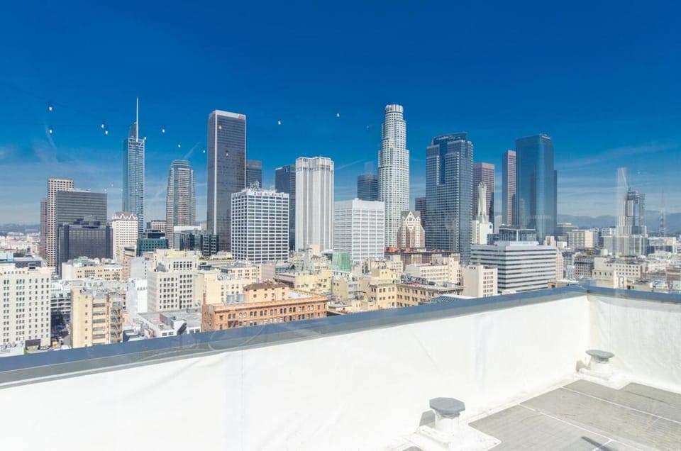 Beautiful 3 Bedroom High Rise with Pool, Hot Tub and Rooftop Views Apartment in Los Angeles