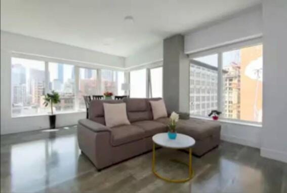 Beautiful 3 Bedroom High Rise with Pool, Hot Tub and Rooftop Views Apartment in Los Angeles