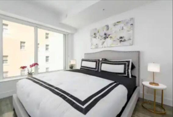 Beautiful 3 Bedroom High Rise with Pool, Hot Tub and Rooftop Views Apartment in Los Angeles