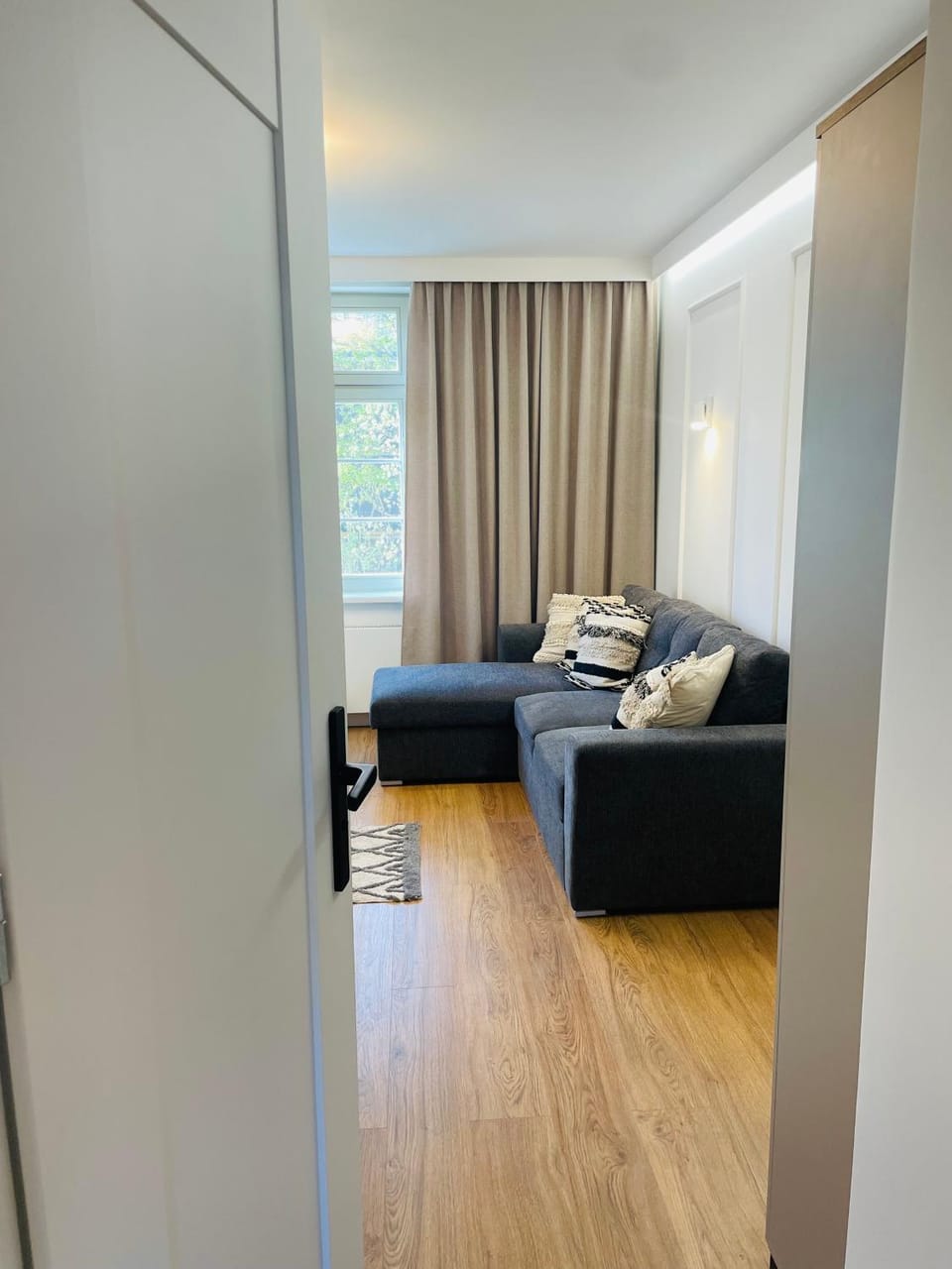 Bed, Living room, Photo of the whole room, Seating area