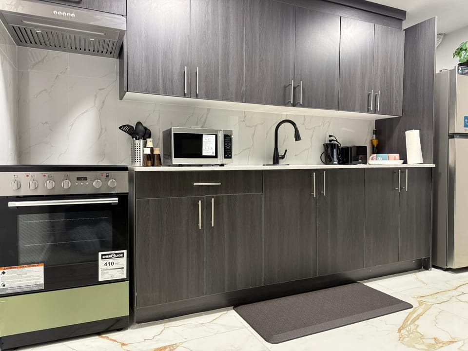 Coffee/tea facilities, Kitchen or kitchenette, oven, stove
