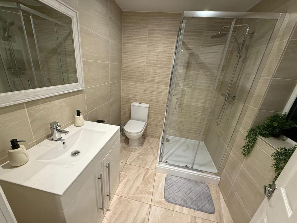 Shower, Toilet, Bathroom, Decorative detail, heating, internet, towels