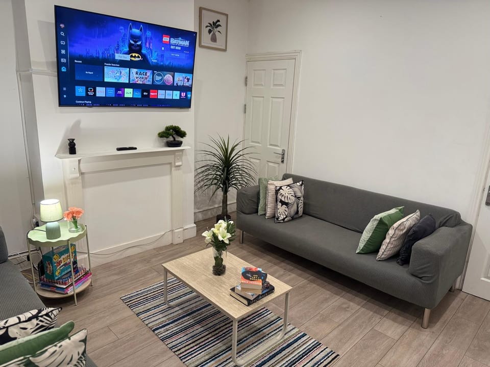 TV and multimedia, Living room, Decorative detail, Seating area, children, heating, internet