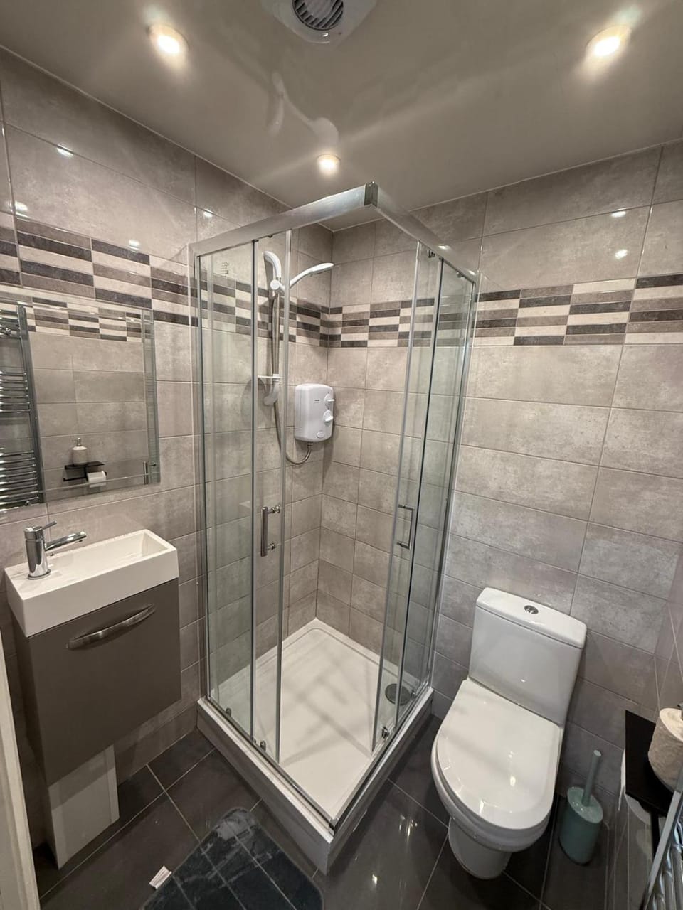Shower, Toilet, Bathroom, heating, internet