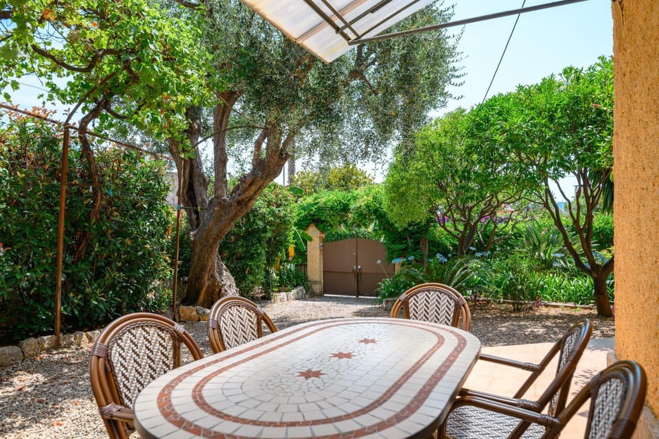 Garden, Dining area