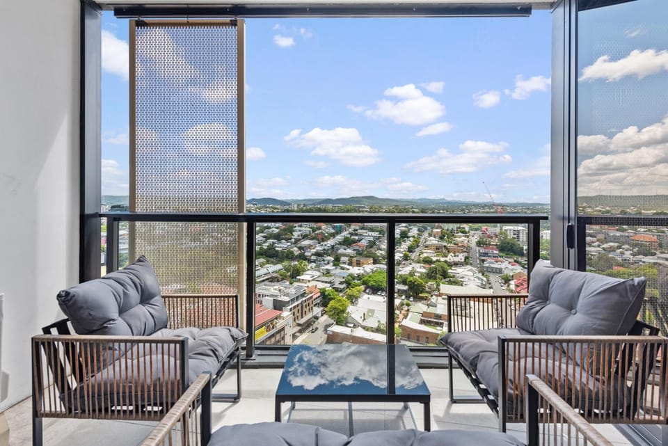 Mountain View 2BR with Pool, Huge Gym and Parking Apartment in Brisbane