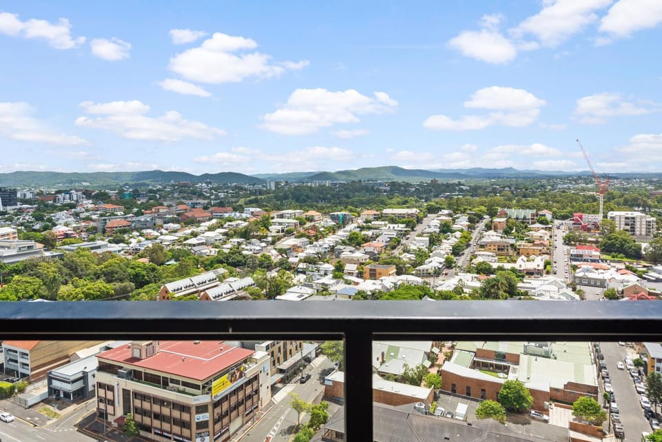 Mountain View 2BR with Pool, Huge Gym and Parking Apartment in Brisbane