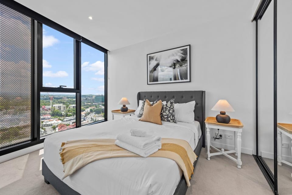 Mountain View 2BR with Pool, Huge Gym and Parking Apartment in Brisbane