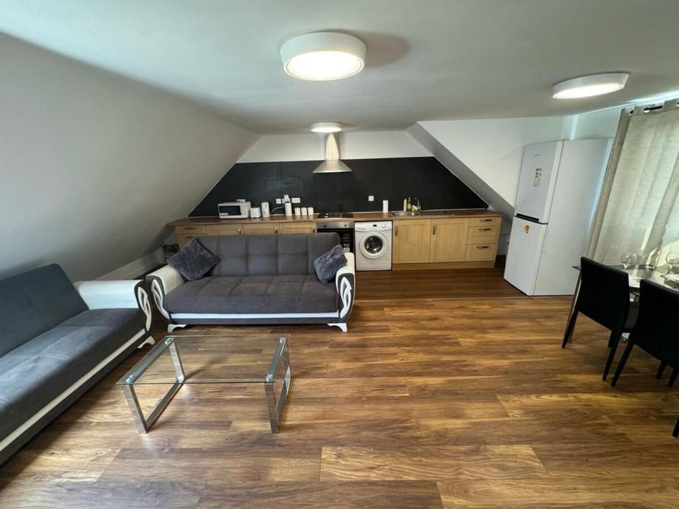 Comfy Two bedroom in Ealing Apartment in London Borough of Ealing