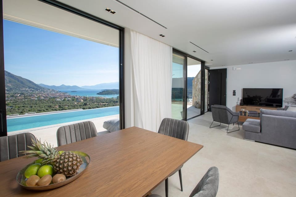 TV and multimedia, Seating area, Pool view