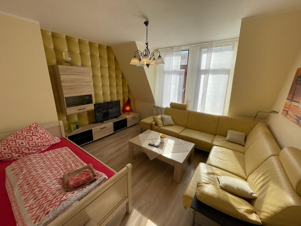 Communal lounge/ TV room, TV and multimedia, Living room, Photo of the whole room, Seating area, Evening entertainment