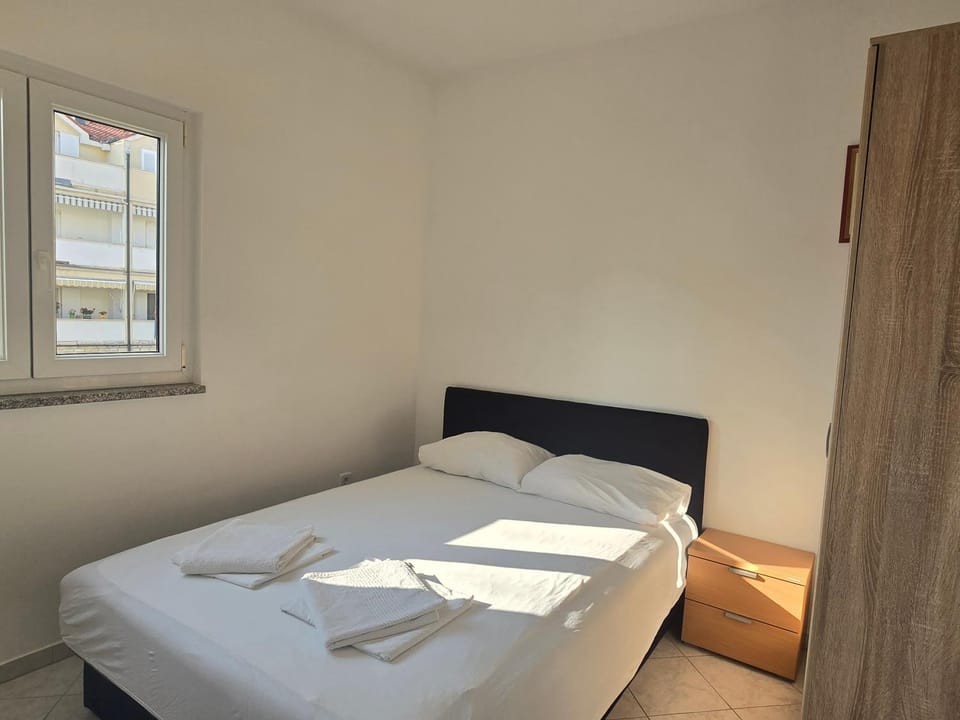 Bed, Bedroom, towels, wardrobe