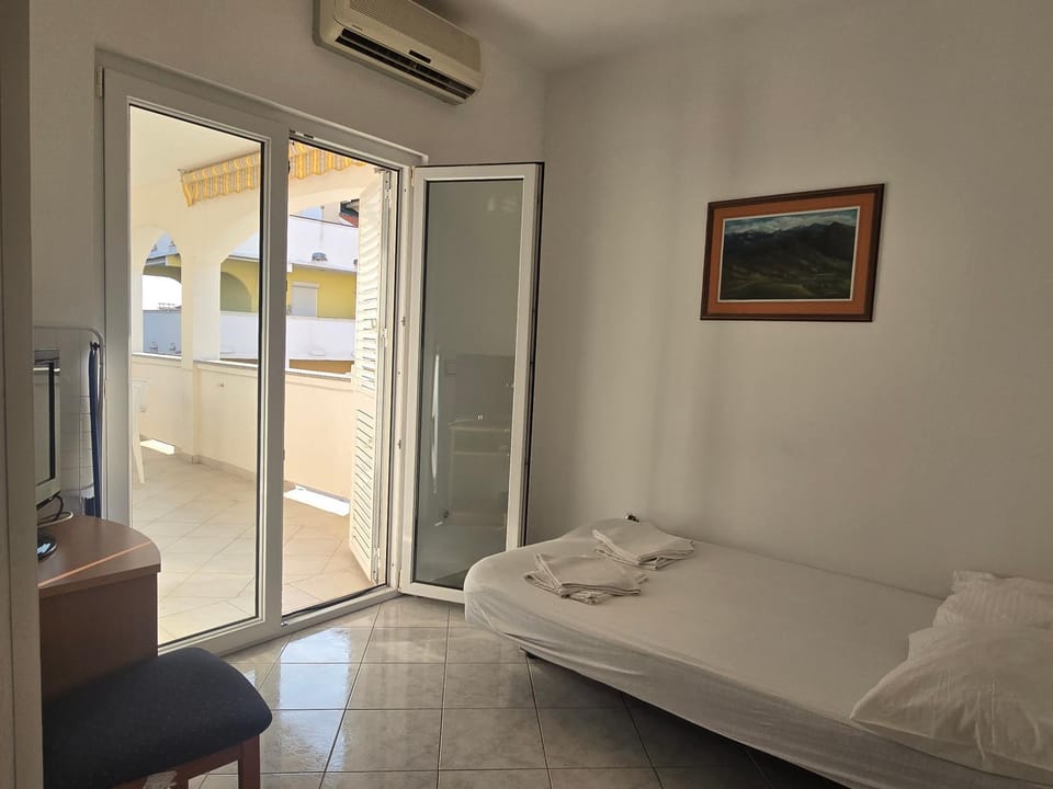 Bed, Bedroom, towels, air conditioner