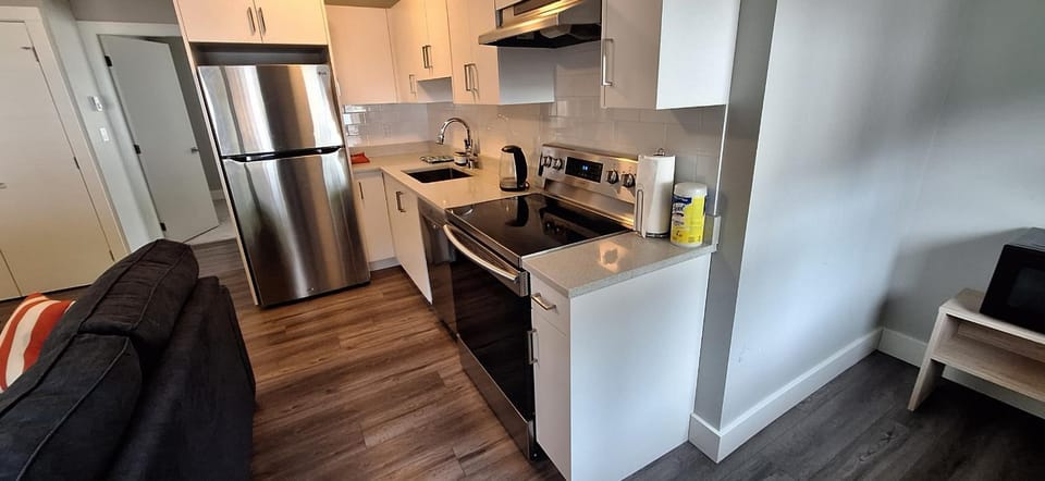 Coffee/tea facilities, Kitchen or kitchenette, oven, stove, toaster