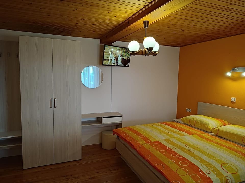 Bed, TV and multimedia, Photo of the whole room, Bedroom
