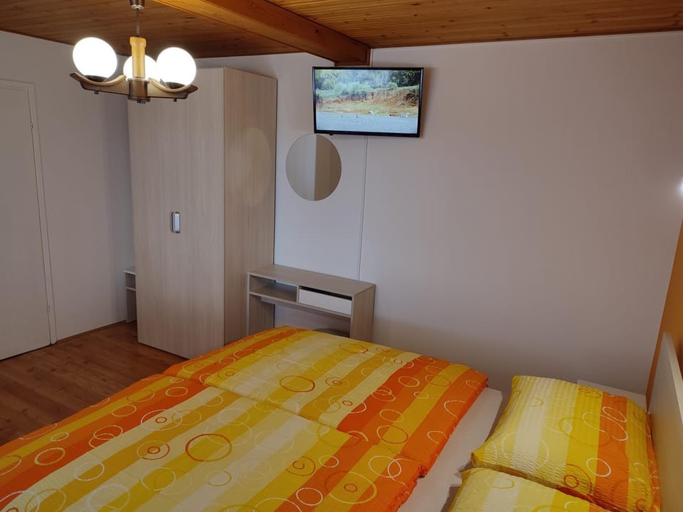 Bed, TV and multimedia, Photo of the whole room, Bedroom