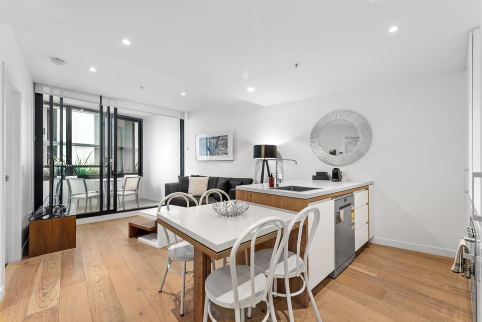Central Valley Pad with Infinity Pool, Gym and Office! Apartment in Brisbane