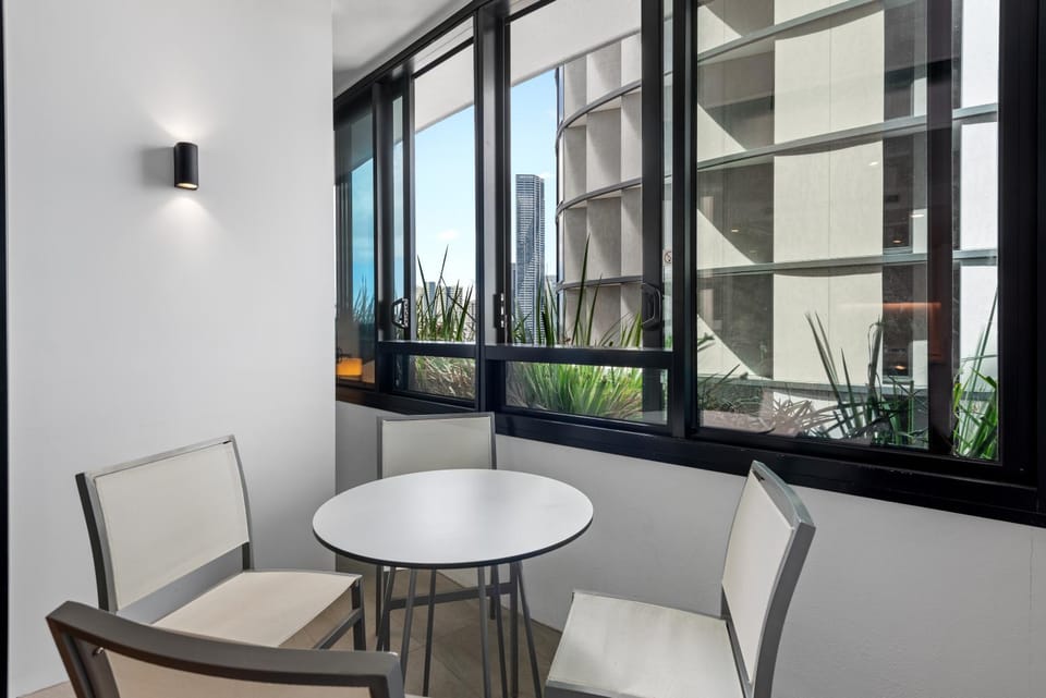 Central Valley Pad with Infinity Pool, Gym and Office! Apartment in Brisbane
