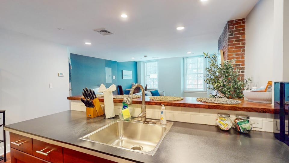 Spacious 1B in Faneuil HallQuincy Market Apartment in North End Boston
