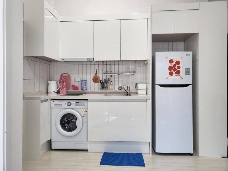 2 rooms for 6, Young House Apartment in Seoul