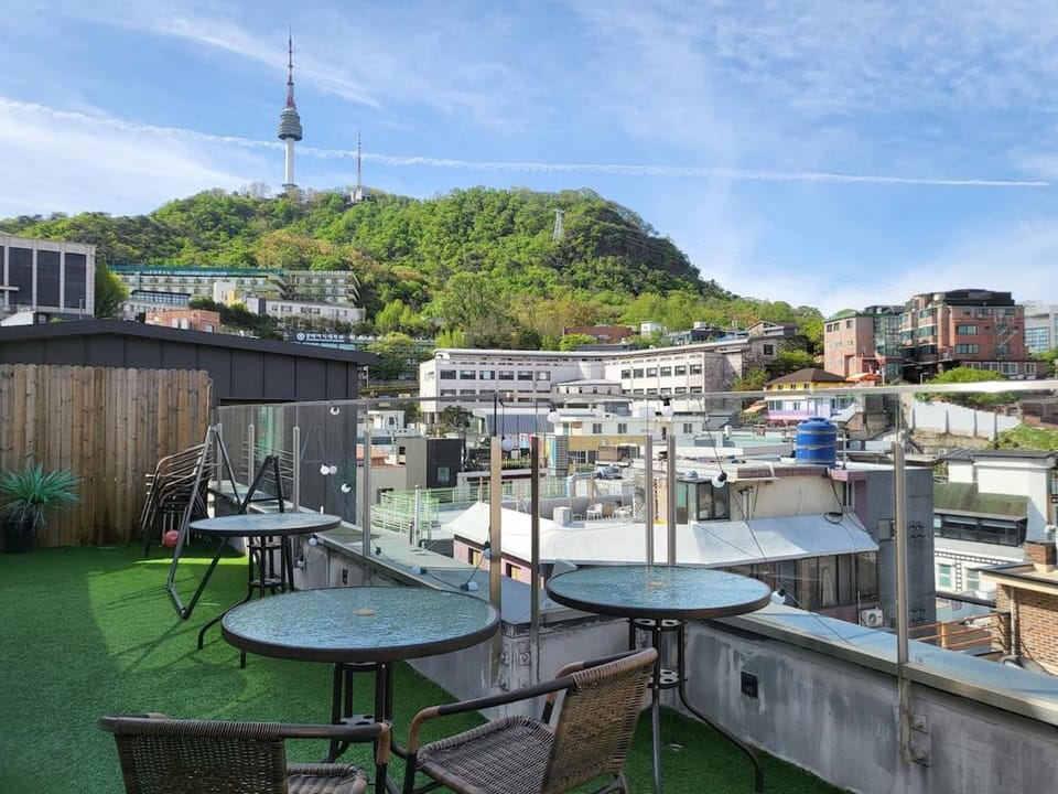 2 rooms for 6, Young House Apartment in Seoul