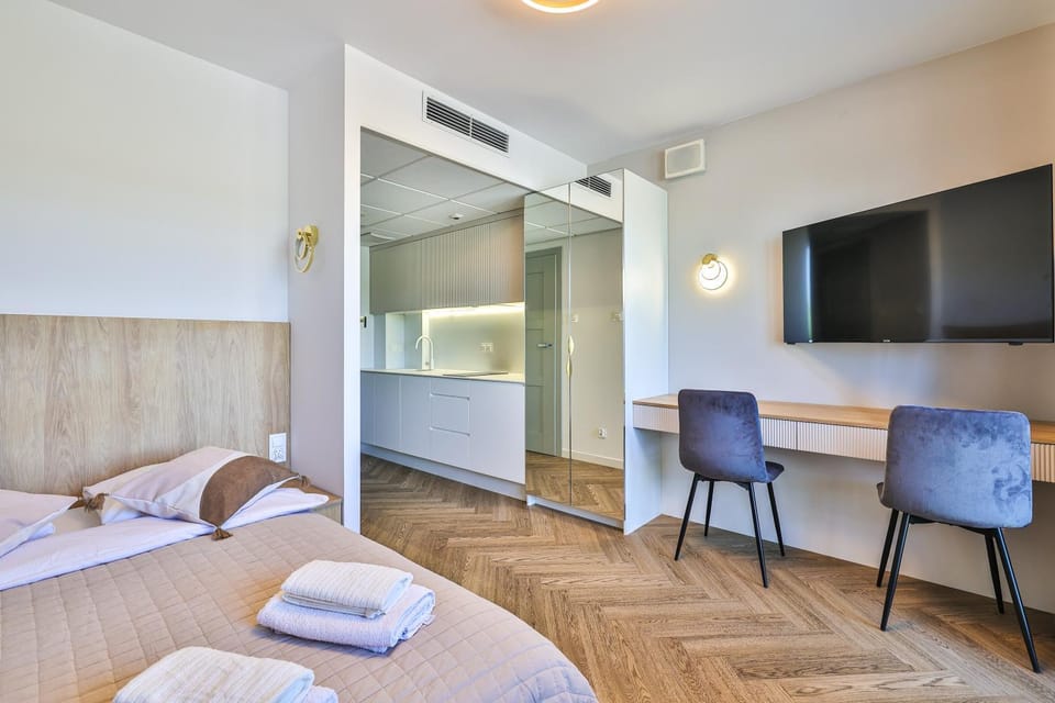 Bed, Seating area, towels