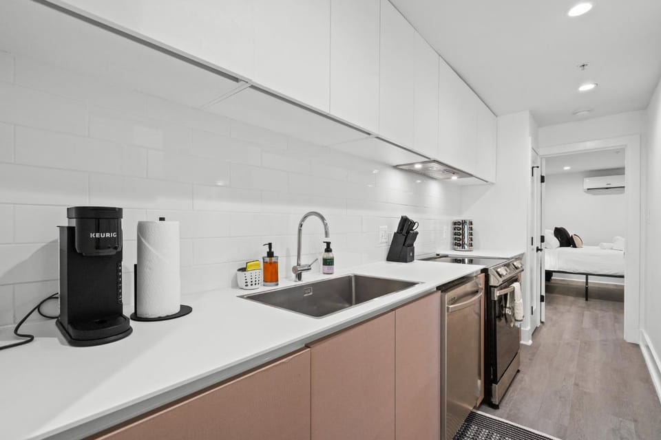 Coffee/tea facilities, Kitchen or kitchenette, dishwasher, oven, stove