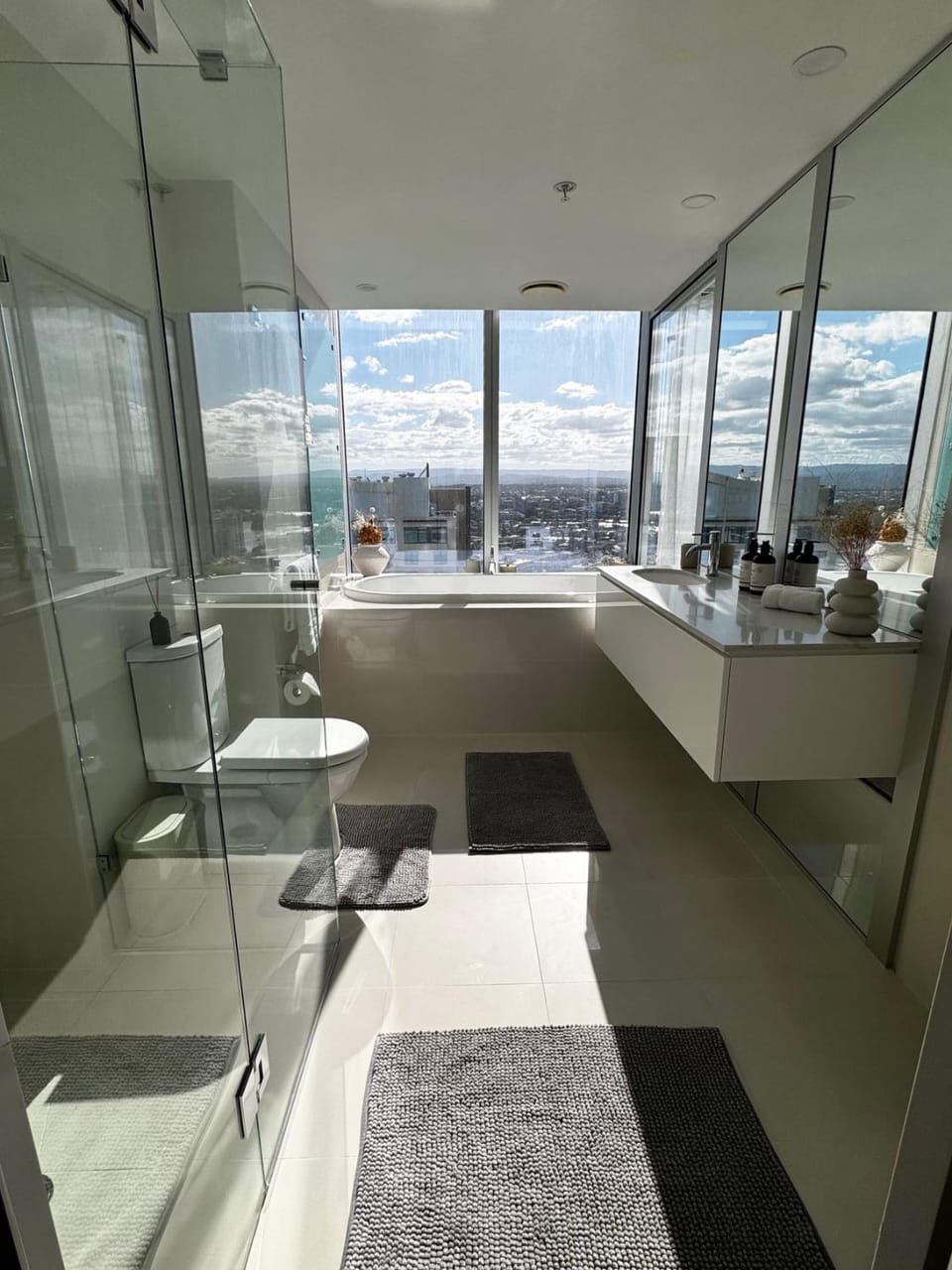 Bathroom, Spa and wellness centre/facilities, City view