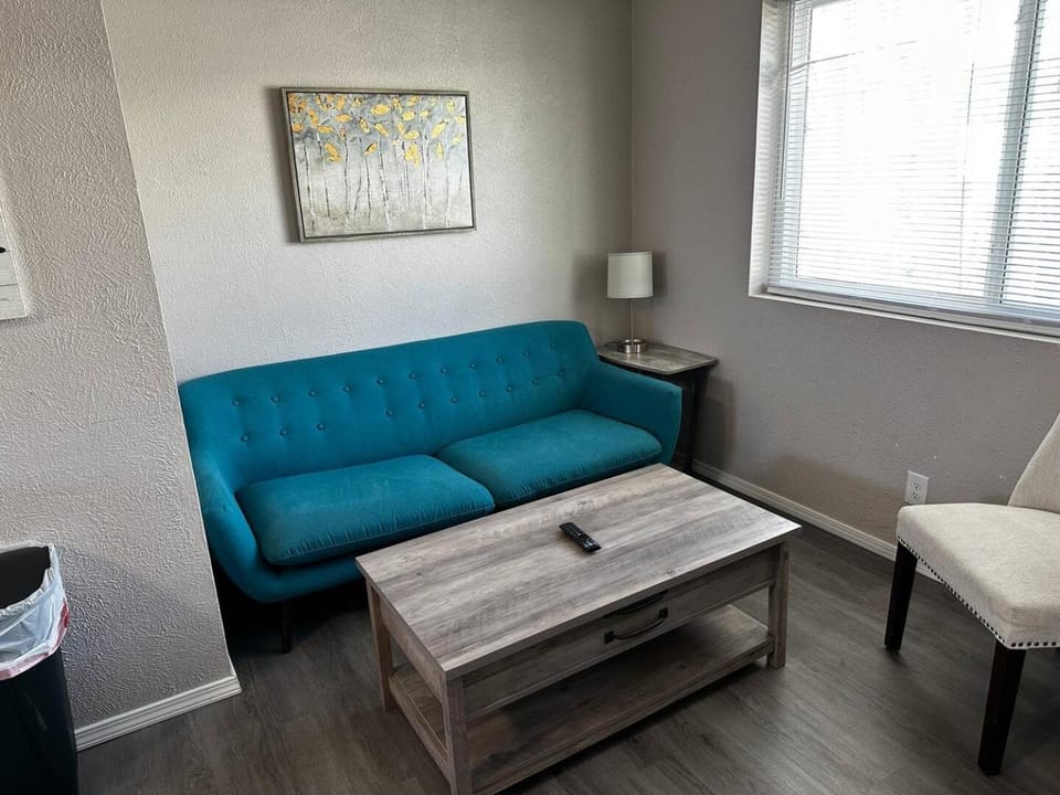 1 Bedroom wBalcony near UNM, Nob Hill downtown Apartment in Albuquerque