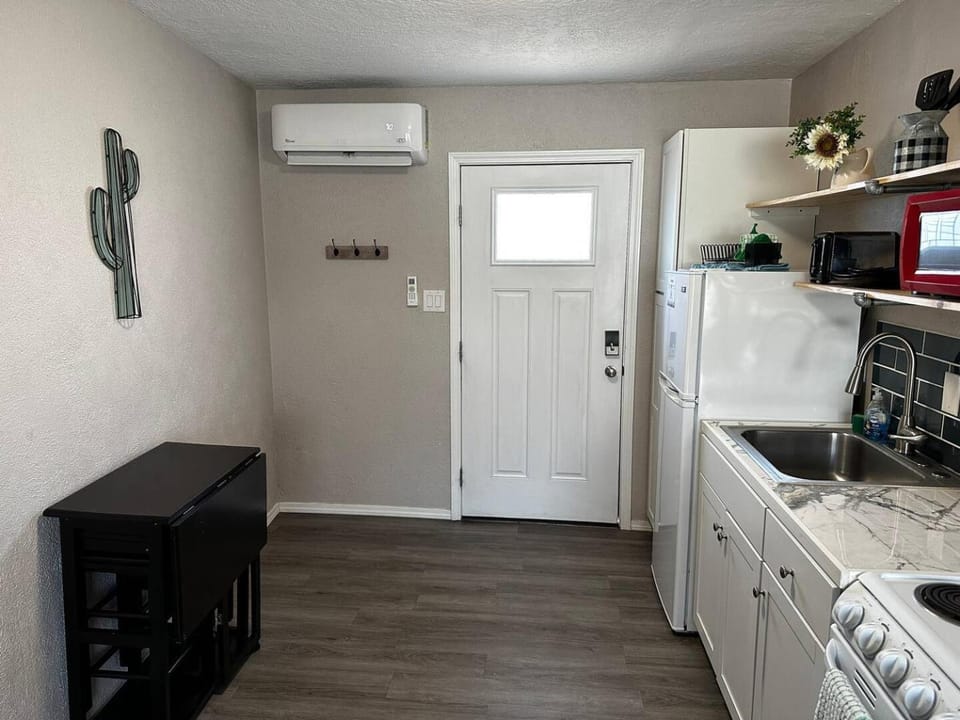 1 Bedroom wBalcony near UNM, Nob Hill downtown Apartment in Albuquerque