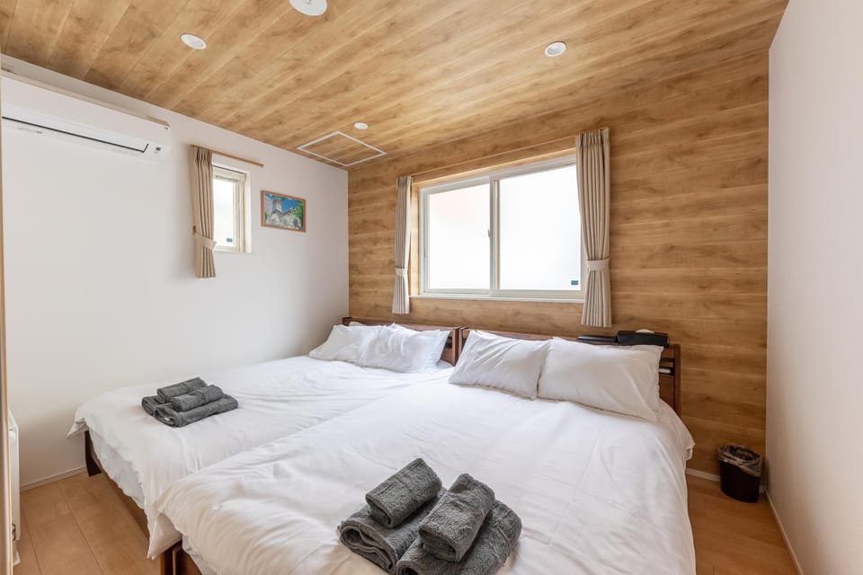 Bed, Bedroom, towels