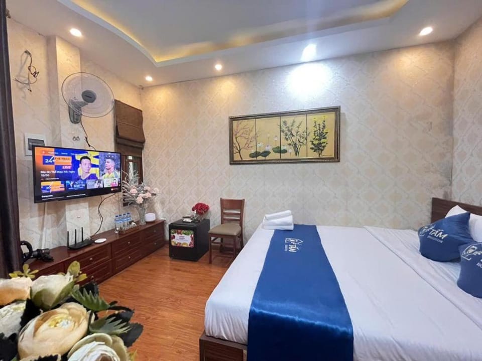 Communal lounge/ TV room, Bed, TV and multimedia, Living room, Photo of the whole room, Seating area, Evening entertainment, Bedroom