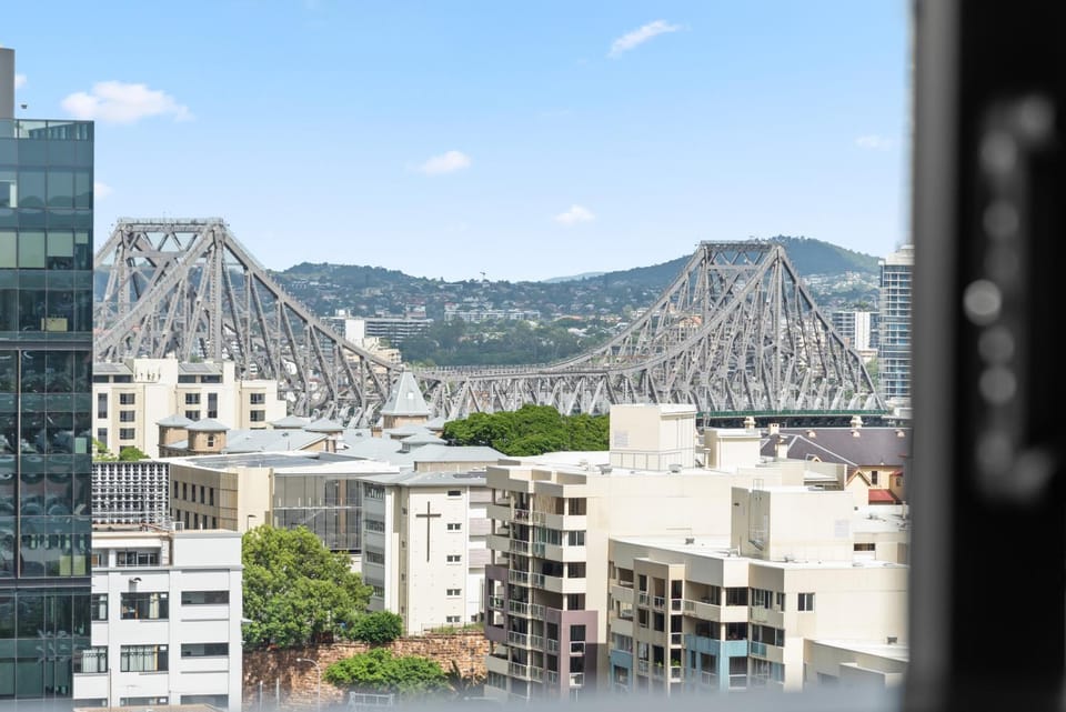 Stylish Valley Apt with Pool, Huge Gym and Study Desk! Apartment in Brisbane