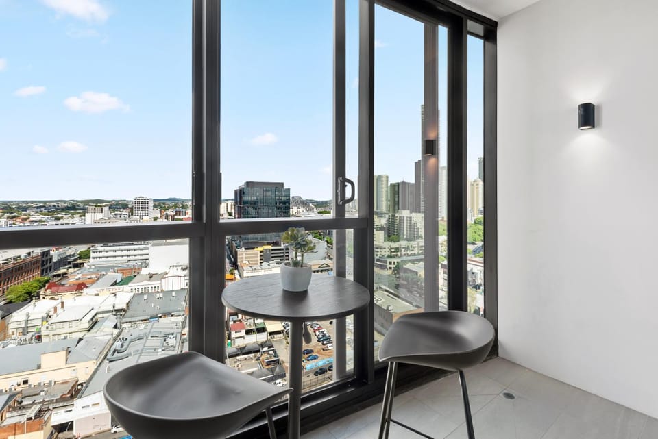 Stylish Valley Apt with Pool, Huge Gym and Study Desk! Apartment in Brisbane