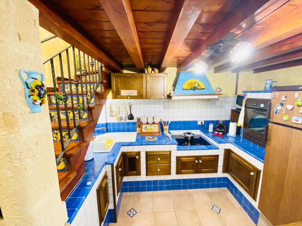 Kitchen or kitchenette, Dining area, stove